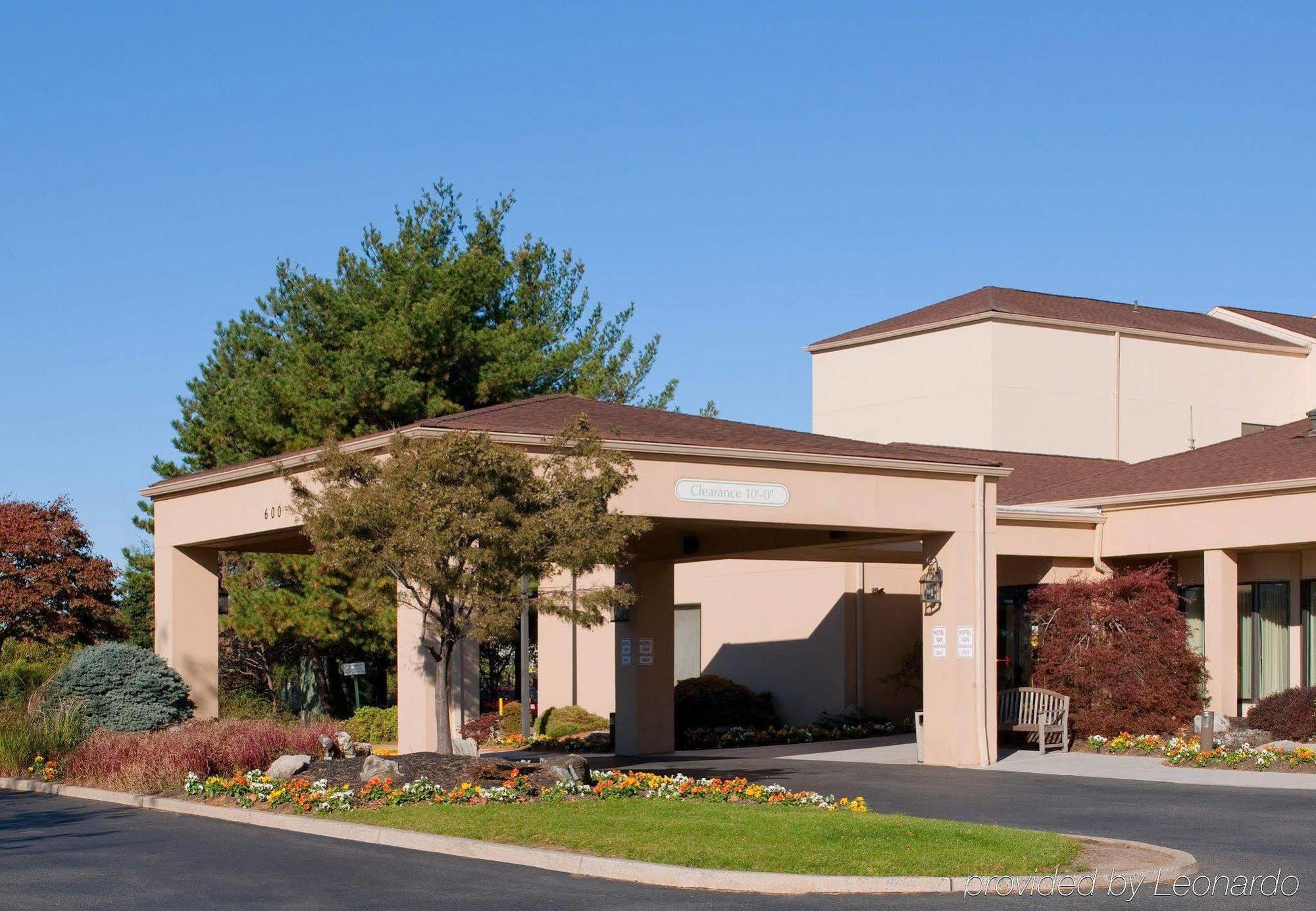 Courtyard Newark Liberty International Airport Hotel Exterior photo